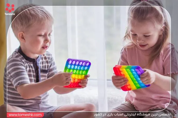 دو کودک در حال بازی با پاپت های سیلیکونی