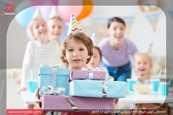 کودک در جشن تولد به همراه جعبه هدایا