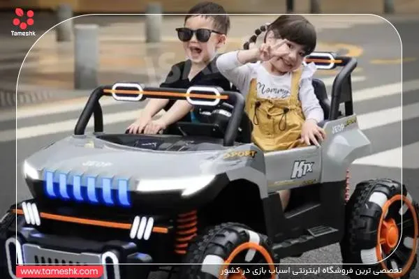 دختربچه و پسربچه در حال بازی با ماشین اسباب بازی