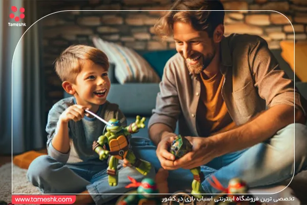 پدر و پسر در حال بازی با اسباب بازی لاک پشت نینجا