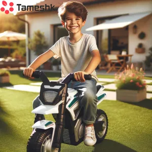 پسر بچه شاد سوار موتور