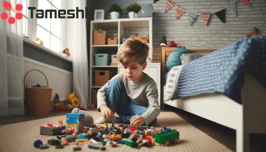 کودک در حال بازی به تنهایی