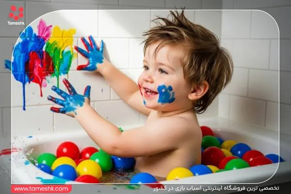 کودک در حال بازی در حمام با توپ و رنگ انگشتی