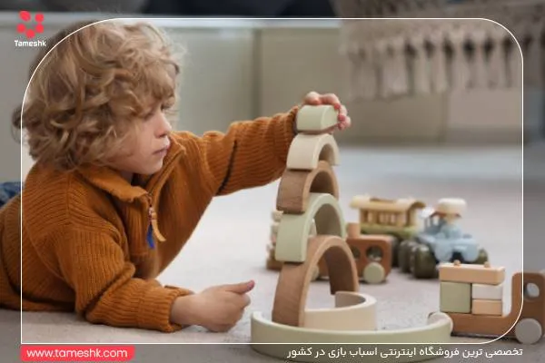  کودک در حال بازی با اسباب بازی ساختنی چوبی