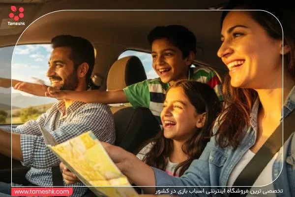 خانواده در ماشین در حال سفر تابستانی