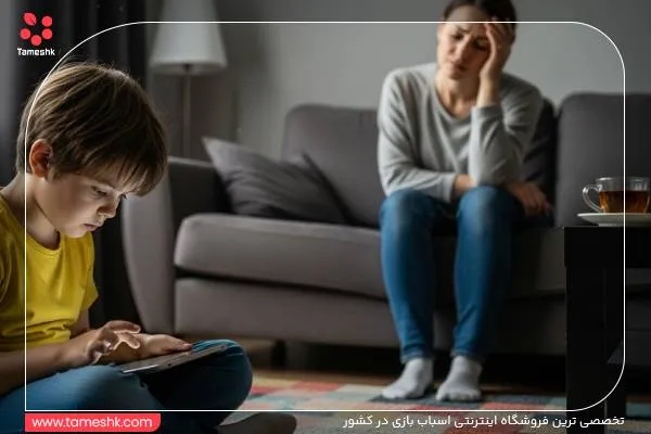 مادر خسته و پسربچه با موبایل