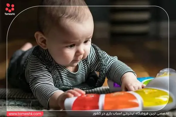 نوزاد در  حال بازی با اسباب بازی فکری