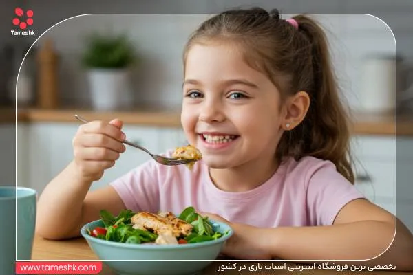دختربچه در حال خوردن غذای سالم و مقوی