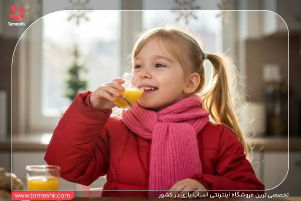 کودک در حال نوشیدن جینجرشات برای جلوگیری از سرما خوردن