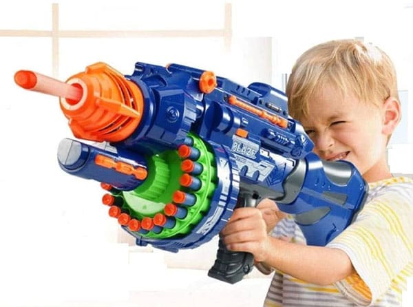 بازی کودک با تفنگ بزرگ اسباب بازی