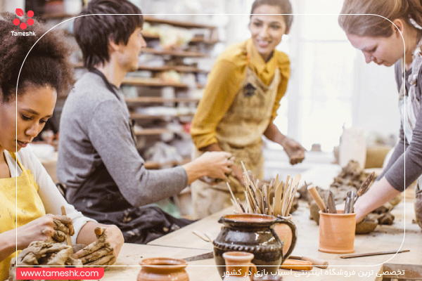 تعدادی خانم در حال سفالگری