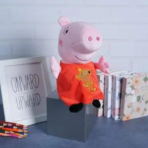عروسک پپاپیگ در کنار تابلو و کتاب