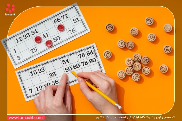 یک دست در حال نوشتن اعداد دبرنا روی کارت آن